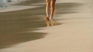 marcher pieds nus sur la plage video