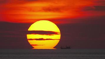 paysage coucher de soleil à phuket video