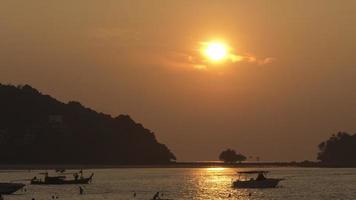 paesaggio al tramonto a phuket video
