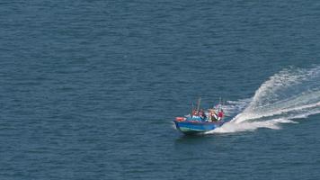 Bateaux à moteur accélérant sur la baie près de l'île de Lantau