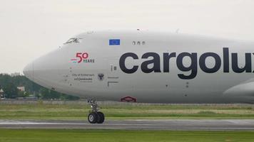 Cargolux boeing 747 airfreighter girando en la calle de rodaje. video