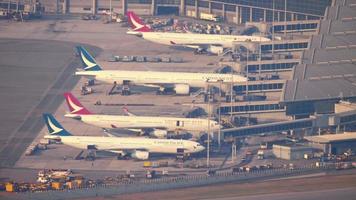 vista de la plataforma del aeropuerto de hong kong. video