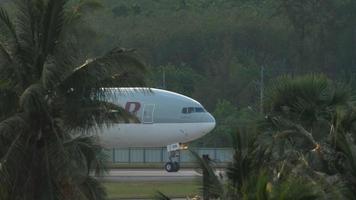 aereo in rullaggio dopo l'atterraggio video