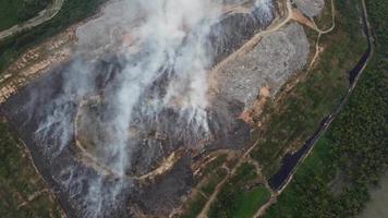 incendio selvaggio della discarica video