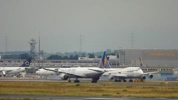 United Airlines Boeing 777 corriendo para despegar