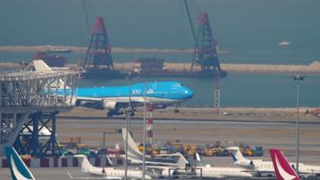 Boeing 747 acercándose al aeropuerto internacional de Hong Kong video