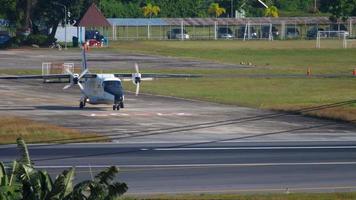 Royal Thai Navy pequeno avião de transporte taxiando do hangar video