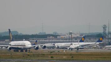 Airbus 380 Singapore Airlines take off video