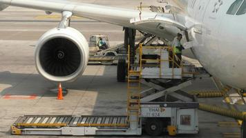 chargement de fret à bord de l'avion video