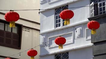 decoración de farolillos rojos al aire libre del edificio video