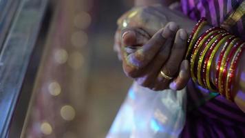cierra la mano de una chica india con pulsera de joyería. video