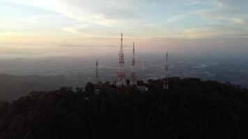 vista aérea volar lejos torre de telecomunicaciones en el pico