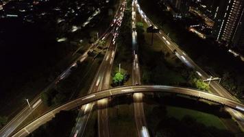 vista de dron puente de penang autopista sendero de luz video