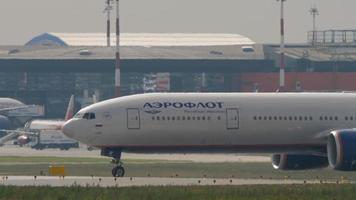 Boeing 777 van aeroflot op de startbaan video