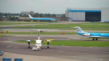 flyBe Bombardier Dash 8 Q400 towing before departure video