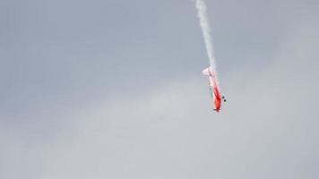 World champion performs aerobatics video