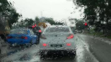 mise au point sélective des gouttelettes de pluie tombent sur les fenêtres video