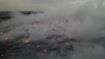 flygbild brandbränning inträffar på deponi video