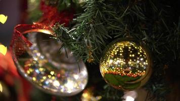 glänzender weihnachtsball und glocke mit liebessymbol video