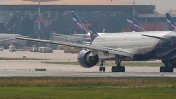 Boeing 777 Aeroflot runway video