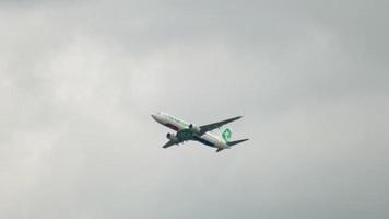 transavia voa no céu nublado video