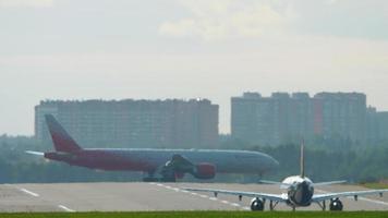 tráfico aéreo en el aeropuerto de moscú. video