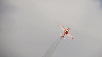 campeón mundial realiza acrobacias aéreas video