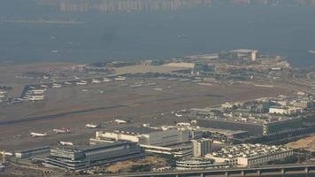 vue aérienne à l'aéroport de chek lap kok, timelapse video