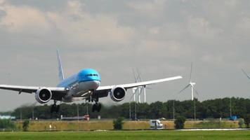 klm boeing 777 landing video