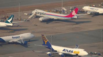 vue à vol d'oiseau de l'aire de trafic du terminal de fret de l'aéroport de hong kong. video