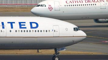 Boeing 777 United Airlines auf dem internationalen Flughafen von Hongkong video