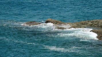 olas de la costa del océano índico video