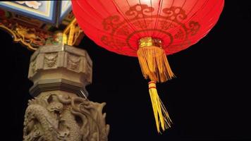 Chinese rode lantaarn met kwastje hangt aan de tempel video