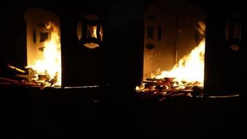 oven branden de chinese draak wierookstokje video