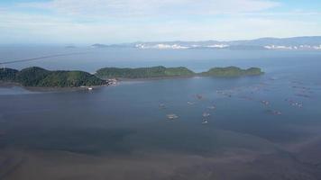 luchtvlieg naar Pulau Aman en Pulau gedung in blauwe zonnige dag video