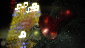selektiver fokus weihnachtsball mit musiksymbol bokeh video