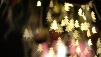 décoration de boule de noël avec fond d'arbre video