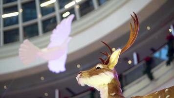 seleccione la estatua de ciervo de enfoque y las palomas voladoras video