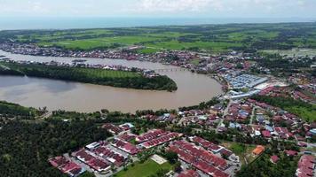 vista aérea de viviendas residenciales cerca del río kuala kurau video