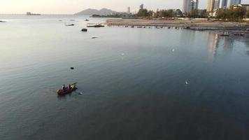 pescador rema el bote hacia la costa video