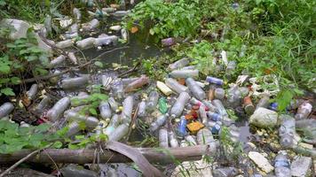 Tilt shot déchets de bouteilles en plastique à la rivière