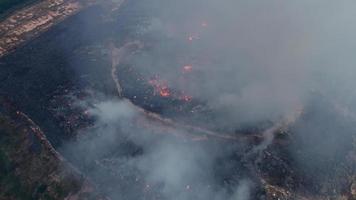 discarica di rifiuti in fiamme. inquinamento dell'aria video