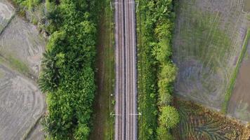 flygfoto nerför järnvägen video