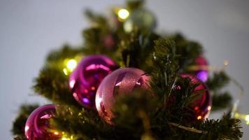 selecione foco decoração de natal roxa na árvore de natal video