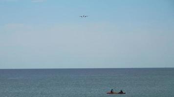 l'aereo vola sul mare video