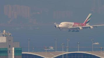 Airbus a380 acercándose al aeropuerto internacional de Hong Kong video
