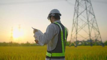 Los ingenieros eléctricos informan de una inspección de los postes de alta tensión antes de iniciar un proyecto. video