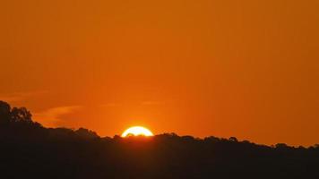timelapse do pôr do sol dramático com céu laranja em um dia ensolarado.