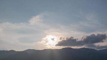 cielo crepuscular con lapso de tiempo de nubes cumulus en un metraje de 4k de día soleado. video