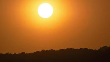 timelapse do nascer do sol dramático com céu laranja em um dia ensolarado.